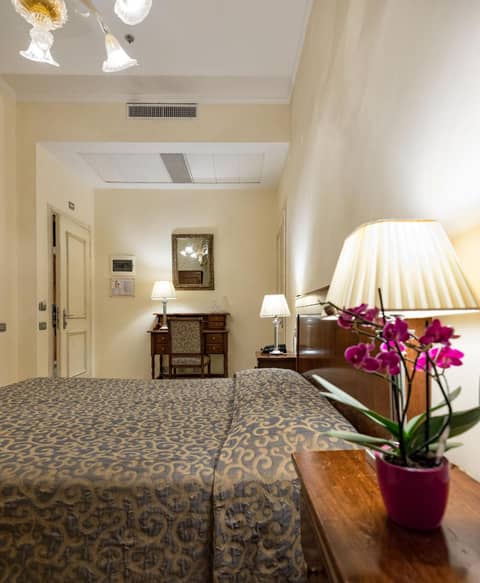 Hotel Dell'Opera — hotel room