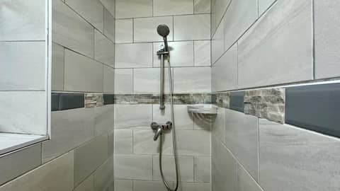 Smart Hyde Park Inn — bathroom