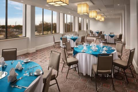 Crowne Plaza Dallas Market Ctr - Love Field, an IHG Hotel — photo 2