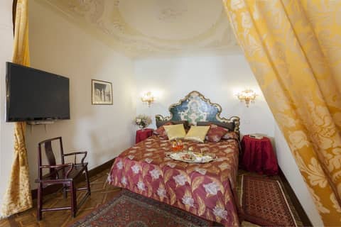 Palazzetto Pisani Grand Canal — hotel room