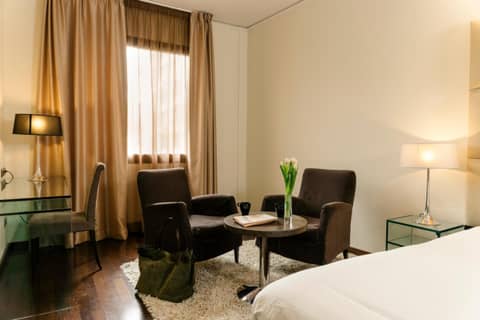 Cosmopolitan Hotel — hotel room