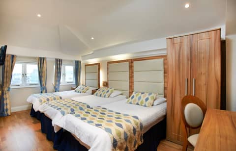 Royal Eagle Hotel — hotel room