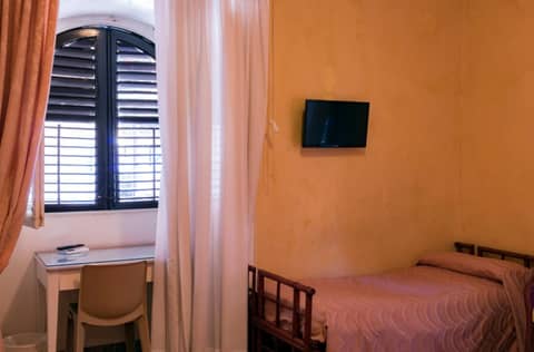 Hotel Joli — hotel room