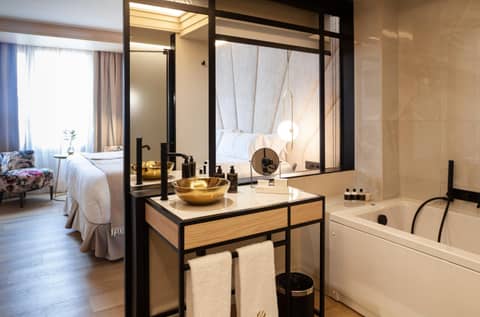 Nivia Born Boutique Hotel — bathroom