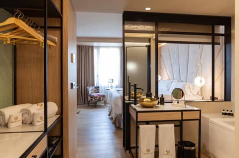 Nivia Born Boutique Hotel — bathroom