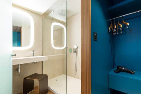 Oceania Paris Porte De Versailles — bathroom