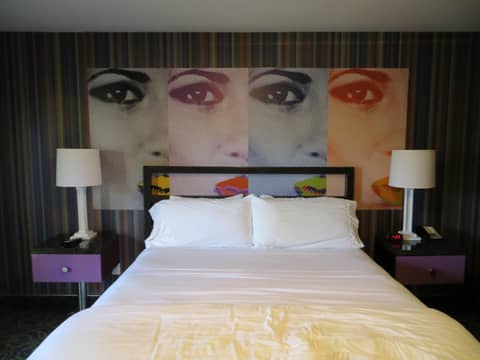 7 Springs Inn & Suites — hotel room