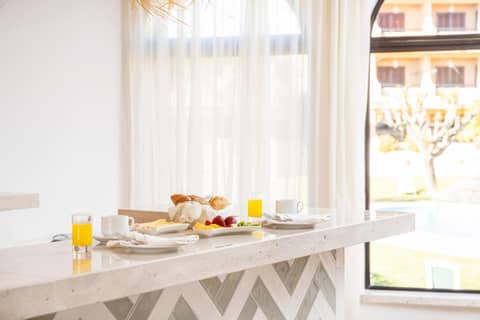 Clube Maria Luisa — kitchen