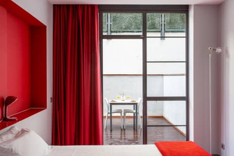 Ciutat Vella — hotel room