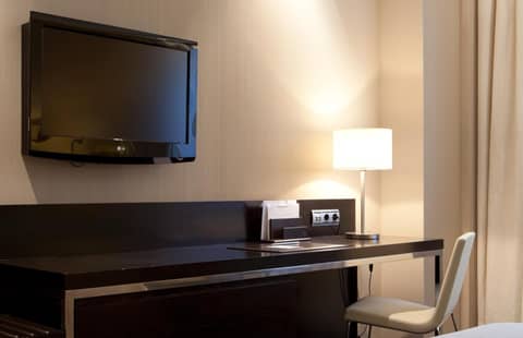 Hotel Maydrit Airport — hotel room