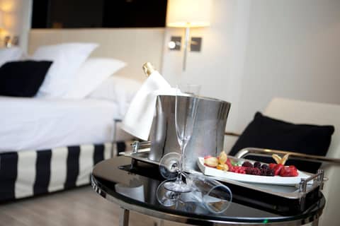 Hotel Maydrit Airport — hotel room