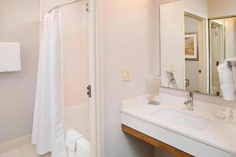 Courtyard by Marriott West Palm Beach Airport — bathroom