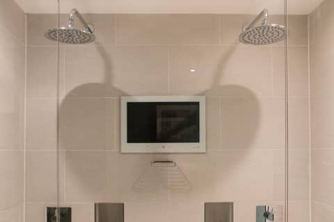 Le Monde Hotel — bathroom