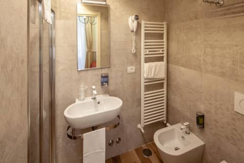 Hotel Flavia — bathroom